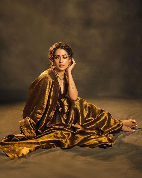 Saree Shoot, Indian Women Painting, Bridal Sarees South Indian, Sanya Malhotra, Raw Mango, Latest Model Blouse Designs, Bride Photoshoot, Saree Poses, Photography Inspiration Portrait