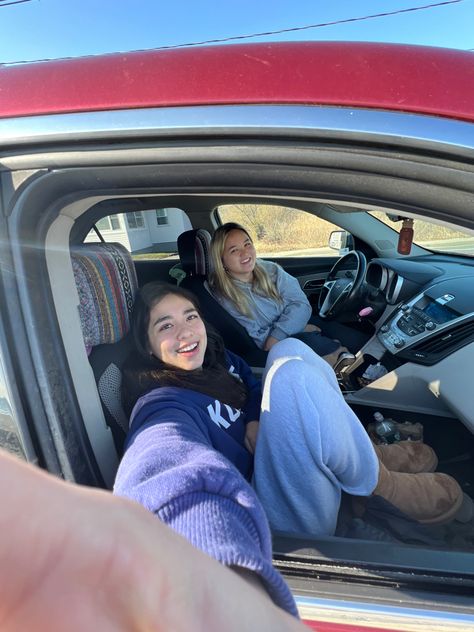 Car Photos With Friends, Best Friend Car Aesthetic, Car Pics With Friends, Friends In Car, Roadtrip Vibes, Besties Poses, Weekend Aesthetic, Besties Pictures, Cute Friend Poses