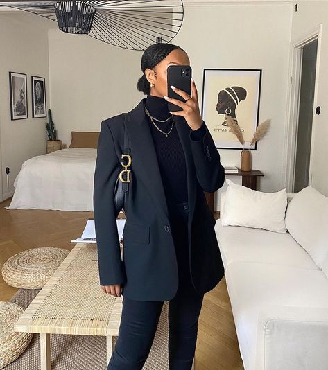 Lydia on Instagram: “You can never go wrong with a all black outfit 🖤 Blazer @zara Turtleneck @ginatricot Jeans @zara Handbag @dior Earrings @glitterofficial…” Black Smart Casual, Handbag Dior, Zara Turtleneck, Outfit Blazer, Blazer Zara, Smart Casual Women, Dior Earrings, Corporate Attire, Professional Outfits Women