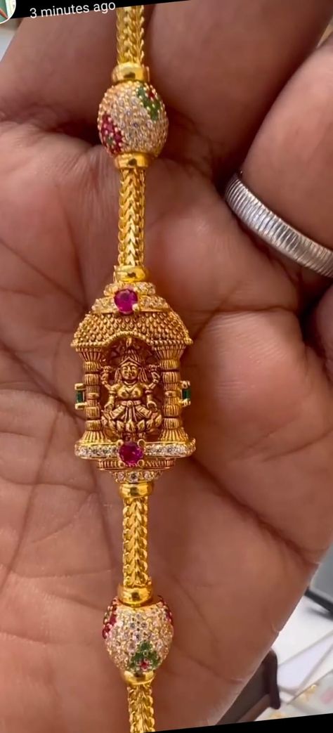 Lakshmi Mugappu Designs Chains, Mugappu Designs Chains, Mugappu Designs, Mens Bracelet Gold Jewelry, Gold Earrings For Kids, Model Blouse, Bride Photos, Black Beads Mangalsutra, Latest Blouse Designs Pattern