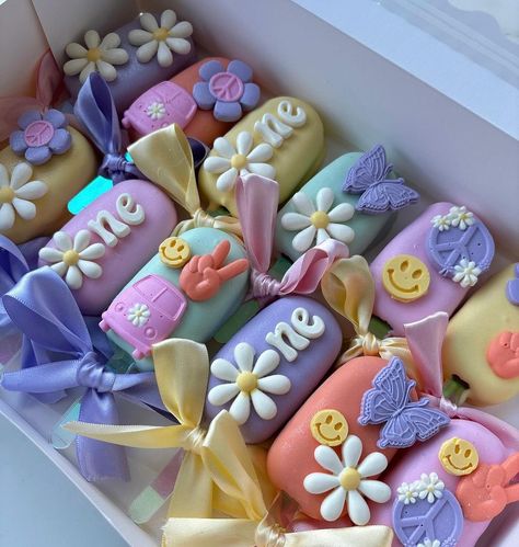 Groovy 🌼NE birthday cakesicles 💛 | Instagram Groovy Party Treats, Birthday Cakesicles Ideas, Groovy Cakesicles, Two Groovy Cake Pops, Birthday Cake Pops Ideas, Bluey Cakesicles, Bear Cakesicles, Cakecicles Ideas, Chocolate Covered Treats Ideas