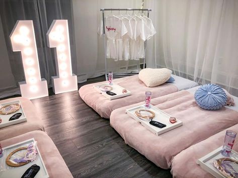 Air Mattress Party, Sleepover Air Mattress Ideas, Basement Sleepover Setup, Easy Slumber Party Ideas, Sleepover Party Food Ideas, Sleepover Bed Ideas Slumber Parties, Sleepover Set Up Ideas Living Room, Sleep Over Set Up, Taylor Swift Slumber Party Ideas