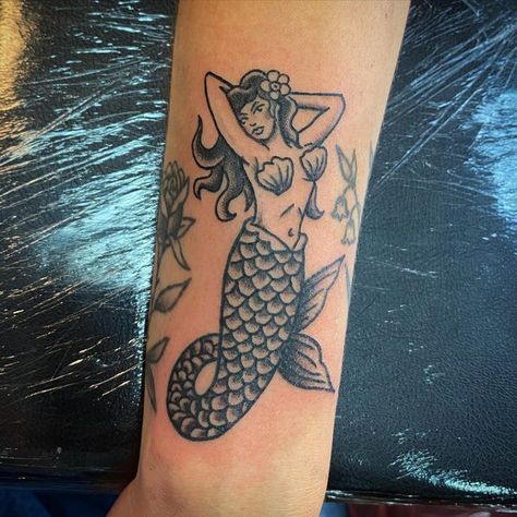 🔥 AMY RIOT 🔥 on Instagram: "Tiny mermaid for Sharna last week 🧜‍♀️ #amyriot #legacytattoostudio #mermaidtattoo" Mermaid And Sun Tattoo, Traditional Style Mermaid Tattoo, Sailor Mermaid Tattoo, American Trad Mermaid, Siren Tattoo Traditional, Trad Mermaid Tattoo, Tattoo Idea Women, Mermaid Tattoo Traditional, Small Mermaid Tattoo Designs