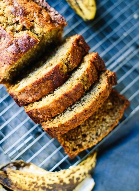 Healthy banana bread—it's so fluffy, moist and delicious that no one will be able to tell! Recipe Bread, Simple Bread, Resepi Biskut, Banana Bread Recipe Healthy, Healthy Bread Recipes, Cloud Bread, Healthy Banana Bread, Healthy Banana, Best Banana Bread