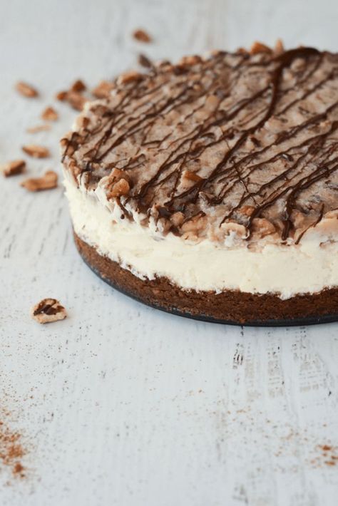 This Keto Pecan Pie Cheesecake is PERFECT for the Holiday Season. It's so delectable your non-low carb loved ones will never know the keto difference! | heyketomama.com Keto Pecan Pie Cheesecake, Dolce Poche Calorie, Biscotti Cheesecake, Keto Pecan Pie, Pudding Chia, Pecan Cheesecake, Pecan Pie Cheesecake, Desserts Keto, Keto Holiday