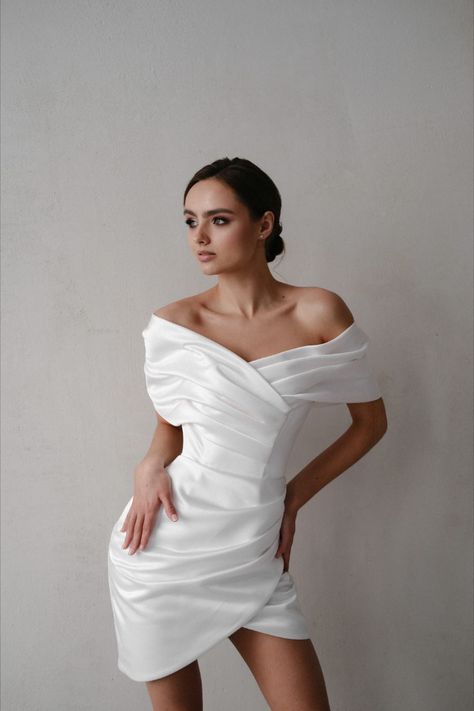 Top Wedding Dress Designers, Satin Bridal Gowns, Off The Shoulder Mini Dress, Elegant Mini Dress, Gown Inspiration, Sophisticated Bride, Wedding Dresses With Straps, Trendy Wedding Dresses, Wedding Gowns Mermaid