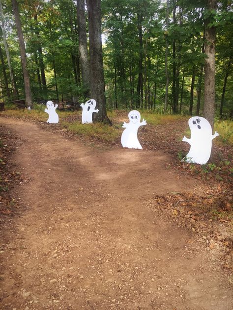 Easy Diy Halloween Decorations Outdoor Wood, Halloween Walkway Ideas, Jigsaw Halloween, Kids Halloween Birthday Party, Halloween Things To Do, Halloween Decorations Outdoor Porch, Halloween Forest, Creative Halloween Decorations, Halloween Maze