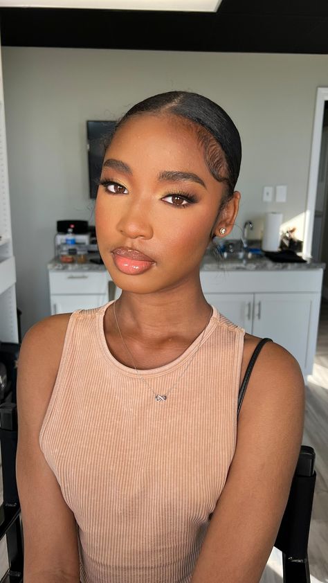 Clean Soft Glam Makeup, Light Face Beat, Light Makeup Glam, Natural Makeup Homecoming, Professional Natural Makeup, Natural Dewy Glam Makeup, Make Up Black Girls Skin, Natural Light Makeup Looks, Light Soft Makeup