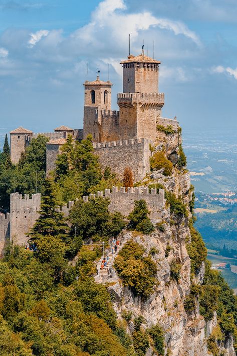 Rocca-della-Guaita Italy San Marino, Ancient Fortress, San Marino Italy, Europe Backpacking, Southern Europe, Voyage Europe, Trip Itinerary, I Want To Travel, Travel Board