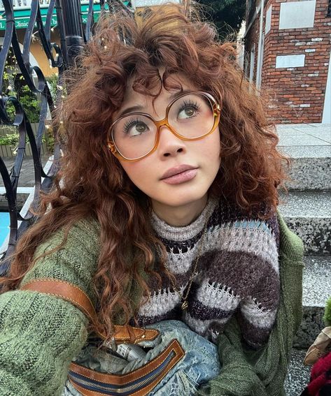 Funky Glasses Aesthetic, Glasses Inspo, Architecture Europe, Glasses Outfit, Glasses Inspiration, Big Glasses, Funky Glasses, Parisienne Chic, Cute Glasses