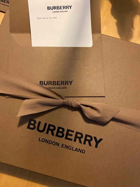 Treat yo self Burberry Packaging, Burberry Aesthetic, Branded Gift Bags, Shopping Pictures, Burberry Gifts, Luxury Packaging Design, Business Stationary, Boujee Aesthetic, Luxury Birthday