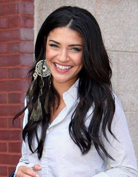 Jessica Szohr as Vanessa Abrams. she is seriously the prettiest girl ever. Celebrity Measurements, Vanessa Abrams, Gossip Girl Cast, Jessica Szohr, Straight Natural, Human Wigs, Long Black Hair, Lace Hair, Hair Long