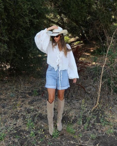 Anthropologie on Instagram: "@mecahwirht knows cowgirls and denim go hand-in-hand 🤠🤝👖 Get west-dressed with these jeans + the accessories of your desert dreams at the link in bio." Cute Late Summer Outfits Early Fall, Jeans And Western Boots Outfit, Retreat Outfits, Cottagecore Fall Outfits, Fall Party Outfit, Boho Western Outfits, Grunge Fall Outfits, Outfits With Scarves, Fall Outfits With Hats