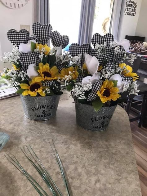 Black And White Buffalo Plaid And Sunflowers Kitchen, Sunflower Bathroom Decor Ideas Farmhouse, Sunflower Ideas Diy, Bumble Bee Flower Arrangements, Farmhouse Sunflower Decor, Sunflower Diy Crafts Home Decor, Sunflower Decorating Ideas, Bee Centerpiece Ideas, Diy Sunflower Decor