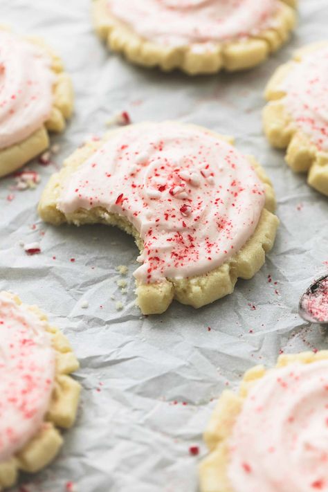 Super soft crinkle-edge peppermint sugar cookies with peppermint cream cheese frosting are the perfect holiday treat for peppermint lovers! Swig Cookies, Easy Holiday Treats, Peppermint Sugar Cookies, Peppermint Cream, Peppermint Sugar, Peppermint Cookies, Cookies Recipes Christmas, Holiday Cookies, Holiday Baking