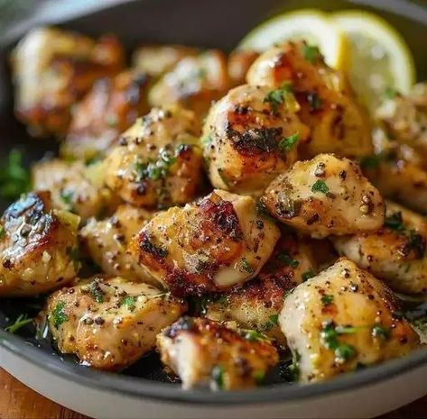 Lemon Garlic Chicken Bites – Naomi's Recipes Garlic Chicken Bites, Chicken Bites Recipes, Lemon Garlic Chicken, Chicken Bites, Carb Meals, Chicken Dishes Recipes, Meal Prepping, Garlic Chicken, Poultry Recipes