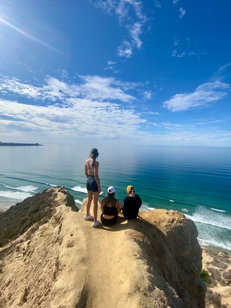 Beach Hike Aesthetic Summer, Beach Hike Outfit, Jolyn Aesthetic, Summer Beach Poses, Mallory Aesthetic, Hike Aesthetic, Hike Outfit, Hiking Girl, Hiking With Friends