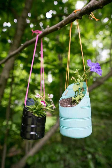 DIY Hanging Planters Made from Recycled Bottles Recycler Diy, Plastic Bottle Planter, Diy Hanging Planter, Reuse Plastic Bottles, Diy Plastic Bottle, Bottle Garden, Planter Design, Diy Recycle, Diy Garden Projects