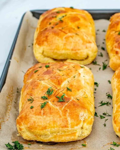 Elegant Easy Dinners, Salmon Wellington Recipe, Salmon Wellington, Gordon Ramsey Recipes, Side Dishes For Salmon, Wellington Recipe, Fall Party Food, Jo Cooks, Easy Salmon