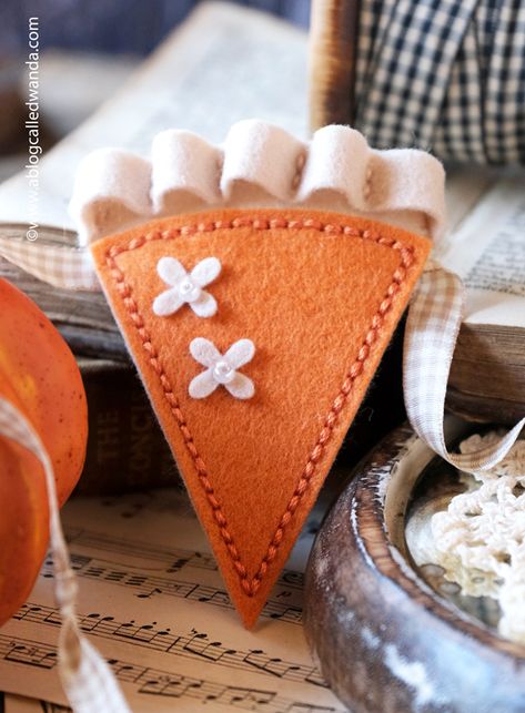 Felt Pie Slice Garland, Thanksgiving Pie Garland, Thanksgiving Felt Garland Diy, Felt Turkey Craft, Felt Pie Garland Diy, Felt Fall Decor, Felt Pie Pattern, Felt Pie Garland, Fall Felt Ornaments