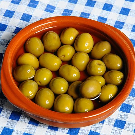 4 Spanish Olives You Need to Know | Food & Wine goes way beyond mere eating and drinking. We're on a mission to find the most exciting places, new experiences, emerging trends and sensations. Spanish Picnic, Tapas Night, Recipes For Parties, Olive Paste, Types Of Olives, Tapas Party, Piquillo Peppers, Spanish Olives, Party Appetizers Easy