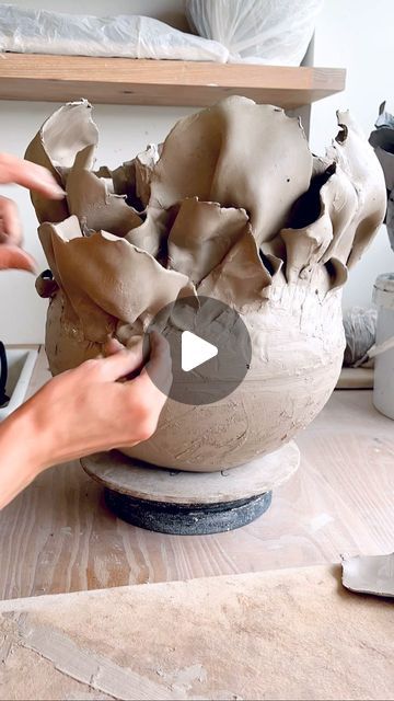 Garden Pottery Sculpture Ideas, Ceramics Ideas Pottery Sculpting, Ceramic Pottery Aesthetic, Keramiikka Ideas, Ceramic Art Inspiration, Clay Sculpting Ideas, Pottery Making Ideas, Pottery Sculpture Ideas, Ceramic Vessels Ideas