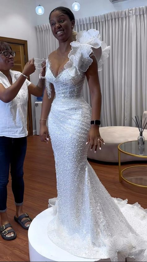 Crepe Fabric Dress Style Nigeria, White African Wedding Dress, Latest Wedding Gowns, Style For Wedding, African Bridal Dress, Civil Wedding Dresses, Lace Gown Styles, Classy Wedding Dress, Stylish Wedding Dresses