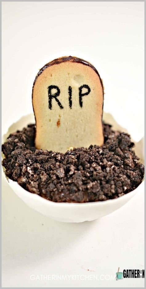 Create delicious Halloween Graveyard Dirt Cups with this simple recipe! Using pudding, Oreo crumbs, and Milano cookie tombstones, these dirt pudding bowls are the perfect dessert for Halloween celebrations. Easy Dirt Pudding Recipe, Cookie Tombstones, Oreo Dirt Dessert, Halloween Dirt Pudding, Milano Cookie, Pudding Oreo, Dirt Pudding Recipes, Oreo Dirt Pudding, Halloween Dirt