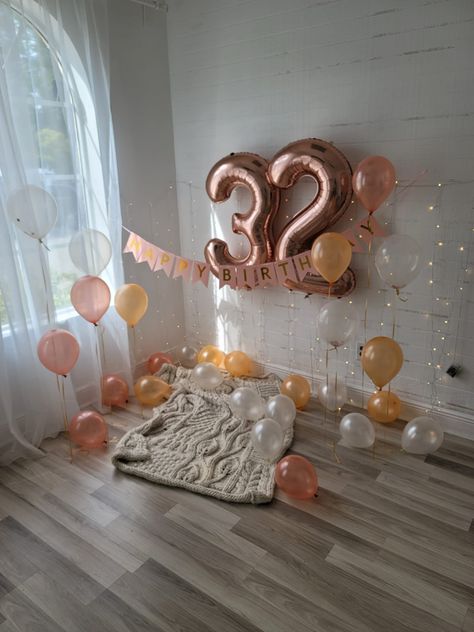 For my special day I pick all my balloons in rose gold tones, I’m a pink and gold lover so, nothing better than rose gold!! My photos were taken for @jesenia.betancourt.photography follow her on Instagram #ihadaspecialday 32nd Birthday Decoration Ideas, Black And Pink Birthday Photoshoot, 32 Year Old Birthday Ideas, At Home Bday Photoshoot, Birthday Indoor Photoshoot, Birthday Session Woman, Simple Birthday Photoshoot Ideas At Home, 32nd Birthday Photoshoot Ideas, 32 Birthday Photoshoot Ideas