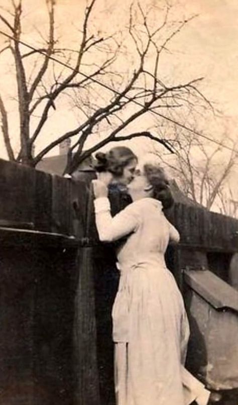 Couples Vintage, Vintage Lesbian, Gay History, Woman Loving Woman, Vintage Couples, Lesbian Art, Girls In Love, Vintage Photographs, Vintage Photography