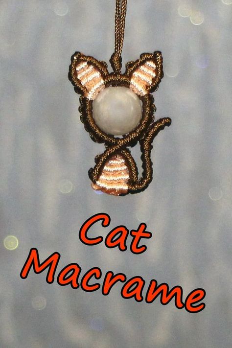 How to weave such a cute cat))) it is very simple to Weave, you will need thread and only one bead, about 12 mm diameter Micro Macrame Tutorial, Free Macrame Patterns, Macrame Bracelet Tutorial, How To Weave, Handmade Keychains, Macrame Wall Hanging Diy, A Cute Cat, Mini Macrame, Macrame Patterns Tutorials