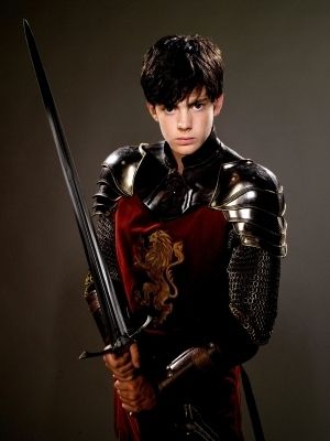 Edmund in his armour... Narnia 2, Edmund Narnia, Chronicles Of Narnia Prince Caspian, Skandar Keynes, Narnia Cast, Narnia Movies, Peter Pevensie, Narnia Prince Caspian, Anna Popplewell