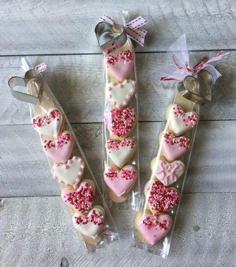 Cookie For Valentines Day, Valentines Day Package Ideas, Valentine Cookie Ideas Decorated, Bake Sale Ideas Valentines Day, Valentines Biscuits Ideas, Valentine Cookie Sticks, Valentine Day Sugar Cookies, Cute Valentines Desserts, Valentine Baking Ideas