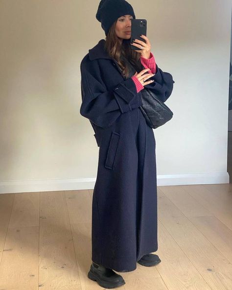 Long Navy Wool Coat, Navy Oversized Coat, Long Blue Trench Coat Outfit, Navy Blue Long Coat Outfit, Navy Long Coat Outfit, Oversized Long Wool Coat, Navy Coat Outfit Winter Wear, Oversized Wool Coat Outfits, Winter Coats 2024