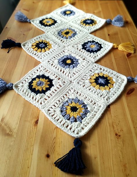 Granny Square Bed Runner, Crochet Granny Square Table Runner, House Crochet Ideas, Granny Square Table Runner, Square Table Runner, Patchwork Table Runner, Magic Squares, Crochet Table Runner, Mini Table