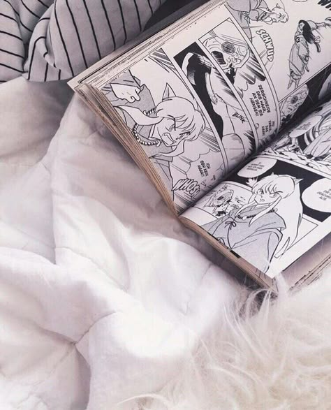 Reading Manga, Manga Aesthetic, Piper Mclean, Only Aesthetic, Japan Aesthetic, Aesthetic Japan, Aesthetic Picture, Manga Books, Japanese Aesthetic