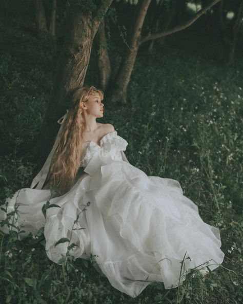 Runaway Princess Aesthetic, Runaway Dress, Runaway Princess, Princess Photoshoot, Fairytale Photoshoot, Christmas Princess, Fairy Photoshoot, Princess Photo, Midsummer Nights Dream