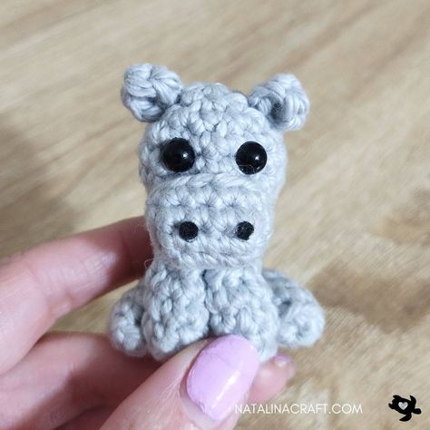 Find here a free and easy crochet pattern to make a Mini Hippo. Fast and easy pattern to make an adorable amigurumi. Hippo Amigurumi Free Pattern, Hippo Crochet Pattern Free, Crochet Mini Dino, Crochet Tiny Animals, Crochet Mini Amigurumi, Crochet Mini Animals, Crochet Queen, Crochet Hippo, Small Elephant