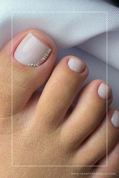 wedding toe nails design Bride Toes Nails, Bridal Toe Nails, Wedding Toe Nails, Nail Art Mariage, Wedding Toes, White Solid Color, Bridal Nails Designs, Fake Toenails, Pedicure Colors