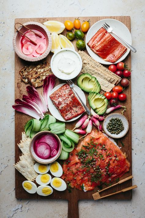 Salmon Board, Smoked Salmon Platter, Smoked Salmon Spread, Smoked Salmon Breakfast, Salmon Platter, Smoked Salmon Cream Cheese, Salmon Spread, Salmon Breakfast, Mediterranean Diet Recipes Dinners