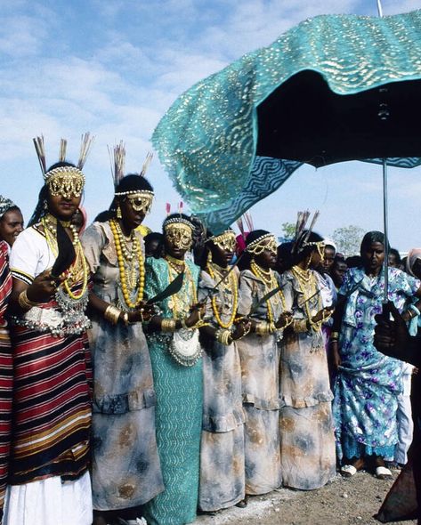 Afar female dancers, adorned in gold jewelry, dance at Tadjourah weddings, their beauty adorning the celebration. The jewelry is made of… | Instagram Djibouti Culture, Afar Tribe, African Civilization, Cultural Clothes, Somali Wedding, African Jewellery, Ethiopian Women, Ethiopian Dress, Female Dancers