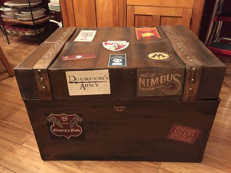 Full size DYI Harry Potter trunk made from cardboard box. Harry Potter Birthday prop Harry Potter Suitcase, Harry Potter Music Box, Harry Potter Trunk, Harry Potter Valentines, Harry Potter Props, Harry Potter Theme Birthday, Harry Potter Music, Harry Potter Bday, Harry Potter Nursery