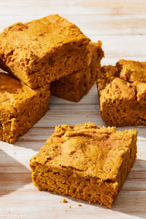 Vegan Pumpkin Pie Blondies Vegan Pumpkin Blondies Recipe, Vegan Pumpkin Dessert, Pumpkin Blondies Recipe, Pumpkin Blondies, Vegan Blondies, Vegan Halloween, Vegan Pumpkin Pie, Blondies Recipe, Allergy Free Recipes