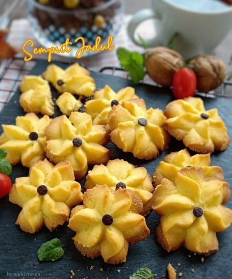 Source @doyanbaking Chinese New Year Desserts, Chinese Cookies, Danish Butter Cookies, New Year's Desserts, New Years Cookies, Chinese Dessert, Butter Cookies Recipe, Asian Desserts, Almond Cookies