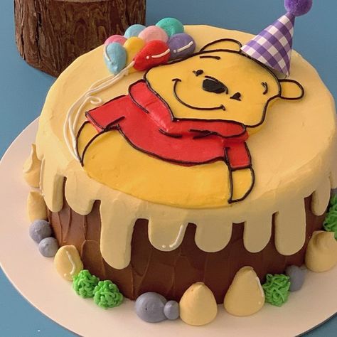 Pooh Cakes Ideas, Winnie The Pooh Mini Cakes, Winnie The Pooh Birthday Cakes, Pooh Cake Birthday, Simple Winnie The Pooh Cake, Winnie The Pooh Cupcakes Ideas, Birthday Cake Winnie The Pooh, Winnie The Pooh Cake Ideas, Cartoon Theme Cake