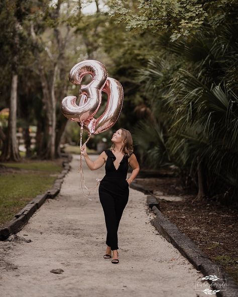 26th Birthday Photoshoot Outdoor, 30 Year Old Photoshoot, Women Birthday Photoshoot Ideas Outdoors, 30th Birthday Photo Ideas For Women, Birthday Picture Ideas Outdoor, Birthday Shoot Outdoor, 30 Year Old Photo Shoot, 50th Birthday Picture Ideas, 30th Birthday Photoshoot Outdoors