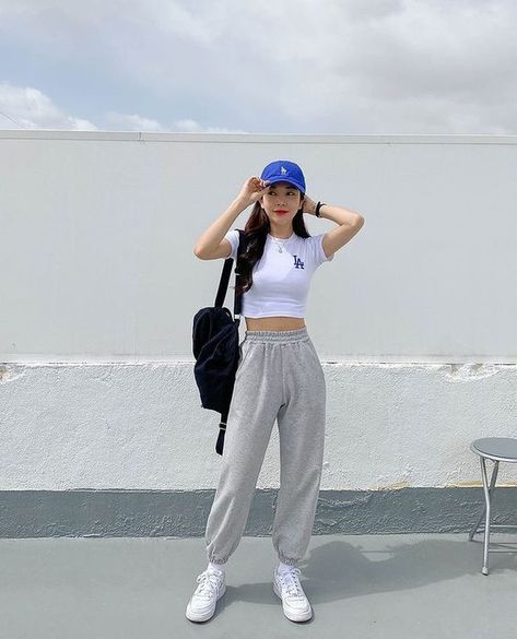 Grey Sweatpants Outfit Girl, Clueless Gym Outfit, Light Grey Sweatpants Outfit, Gray Sweatpants Outfit For School, Grey Sweatpants Outfit, Workout Looks, Gym Outfit Ideas, Lazy Outfit, Sweatpants Outfit Ideas