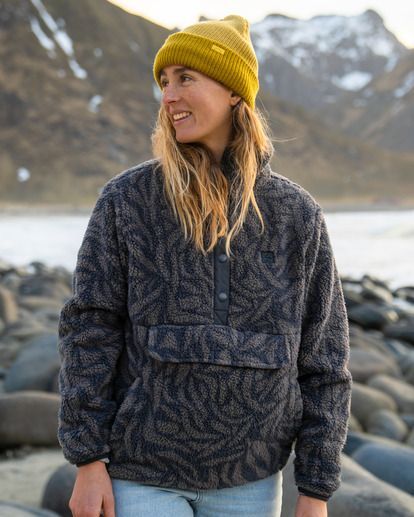 Hiking Fleece Women, Fleece Tops Women, Patagonia Fleece Outfit, Billabong Outfits, Billabong Fleece, Billabong Sweatshirt, Fleece Outfit, Womens Outdoor Clothing, Fox Fur Jacket