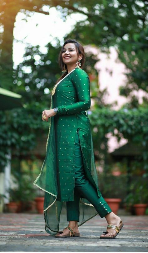 Green Duppata Combination Suit, Green Colour Kurti Design, Chudidhar Poses, Suit Stitching, Bird Coloring, Silk Kurti Designs, Frocks And Gowns, Pinterest Jewelry, Churidar Designs