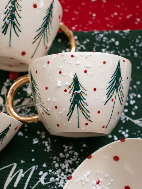 Diy Christmas Mugs, Mug Noel, Holiday Pottery, Diy Keramik, Ceramic Christmas Decorations, Diy Pottery Painting, Christmas Cups, Paint Your Own Pottery, Diy Mugs